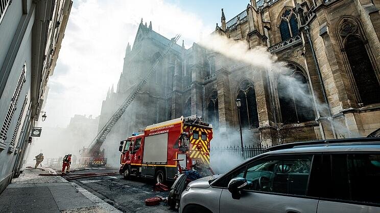 Notre-Dame v plamenech