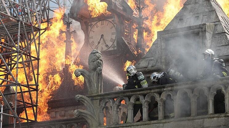 Notre-Dame v plamenech