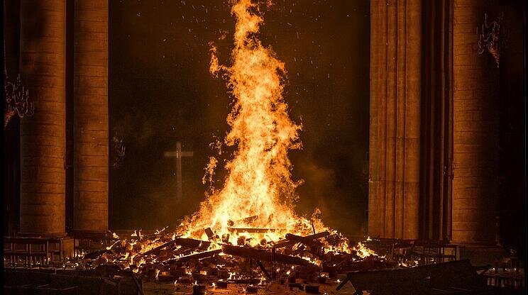 Notre-Dame v plamenech