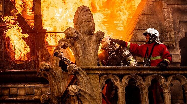 Notre-Dame v plamenech