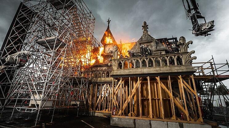Notre-Dame v plamenech